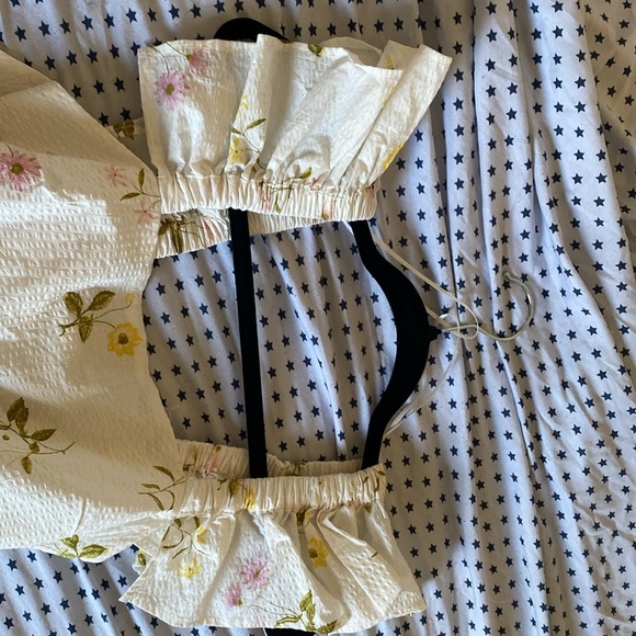 Super cute summer floral backless top. Never worn. Tabs still on - Picture 4 of 6